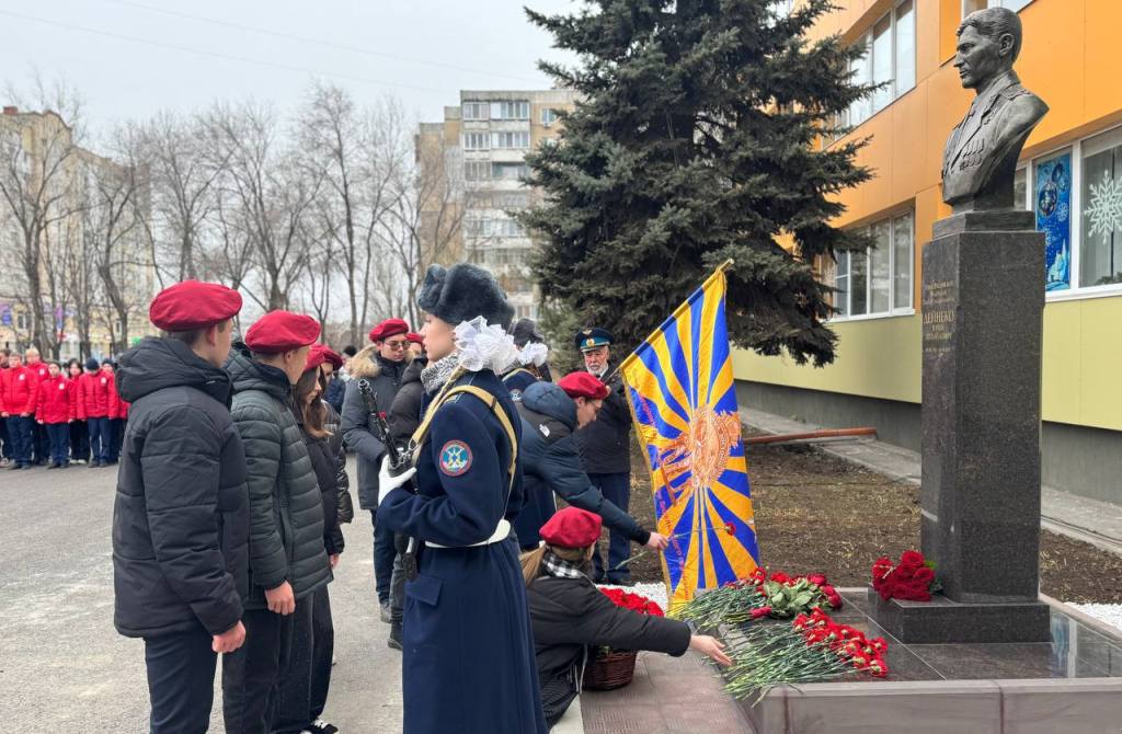 Пример для подражания: в школе Энгельса открыли бюст Героя России